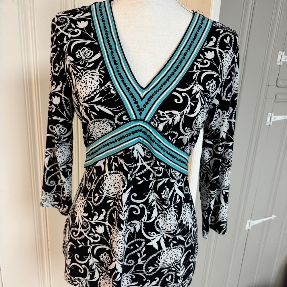 Ann Taylor LOFT Blouse M Black and White Floral V-Neck Top with Teal Accents M